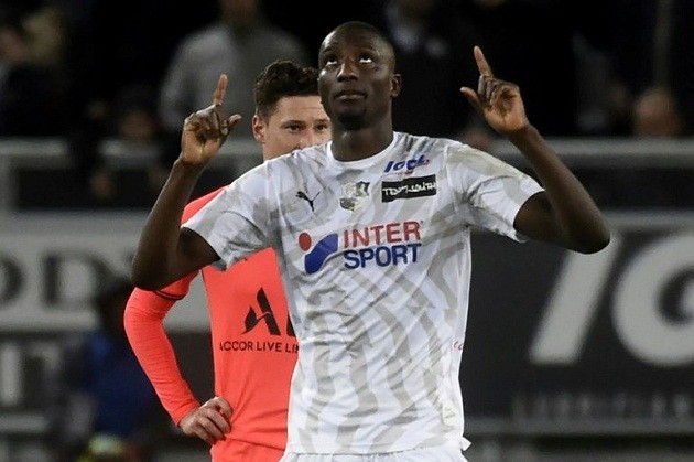 CELTIC AND TOTTENHAM SCOUT AMIENS STRIKER SERHOU GUIRASSY - Bóng Đá