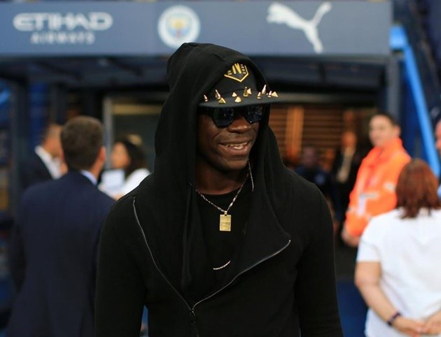 Neville nightmare, silky Scholes and AWOL Balotelli? The best of Vincent Kompany's testimonial - Bóng Đá