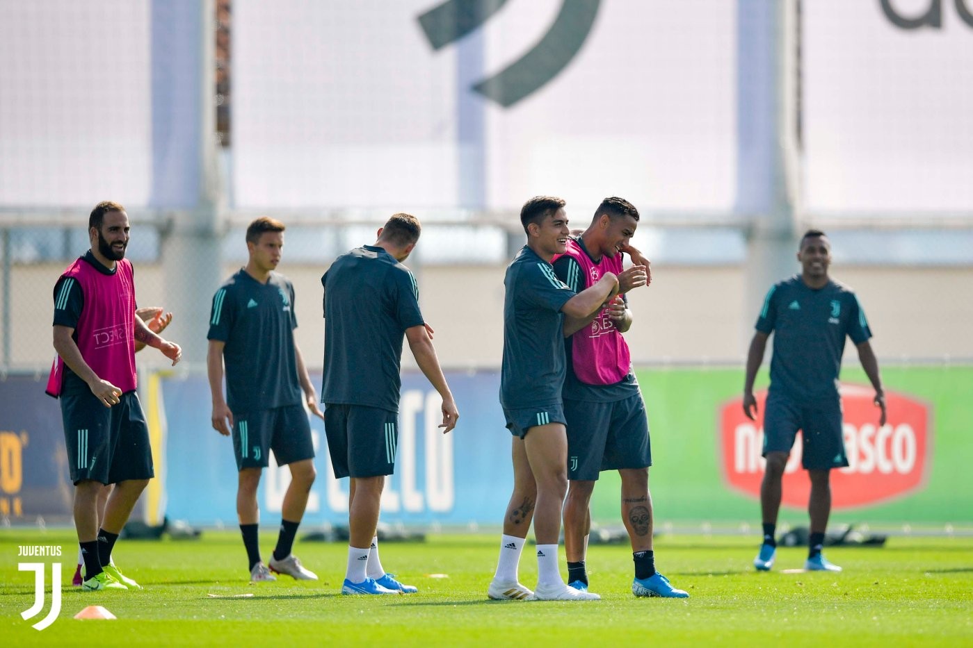 Gonzalo Higuain loses it in training, kicks coach before turning anger on hoarding - Bóng Đá