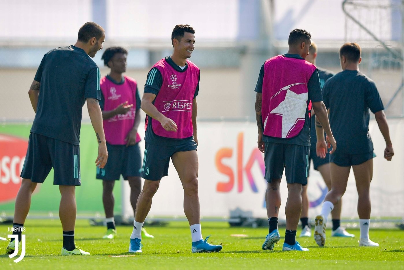 Gonzalo Higuain loses it in training, kicks coach before turning anger on hoarding - Bóng Đá