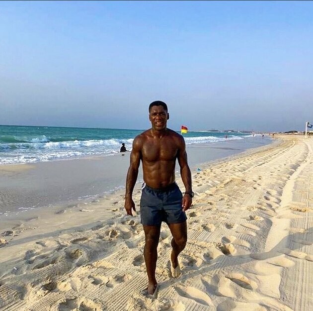 Clarence Seedorf, 44, shows off absolutely ripped beach body as AC Milan legend enjoys summer break - Bóng Đá