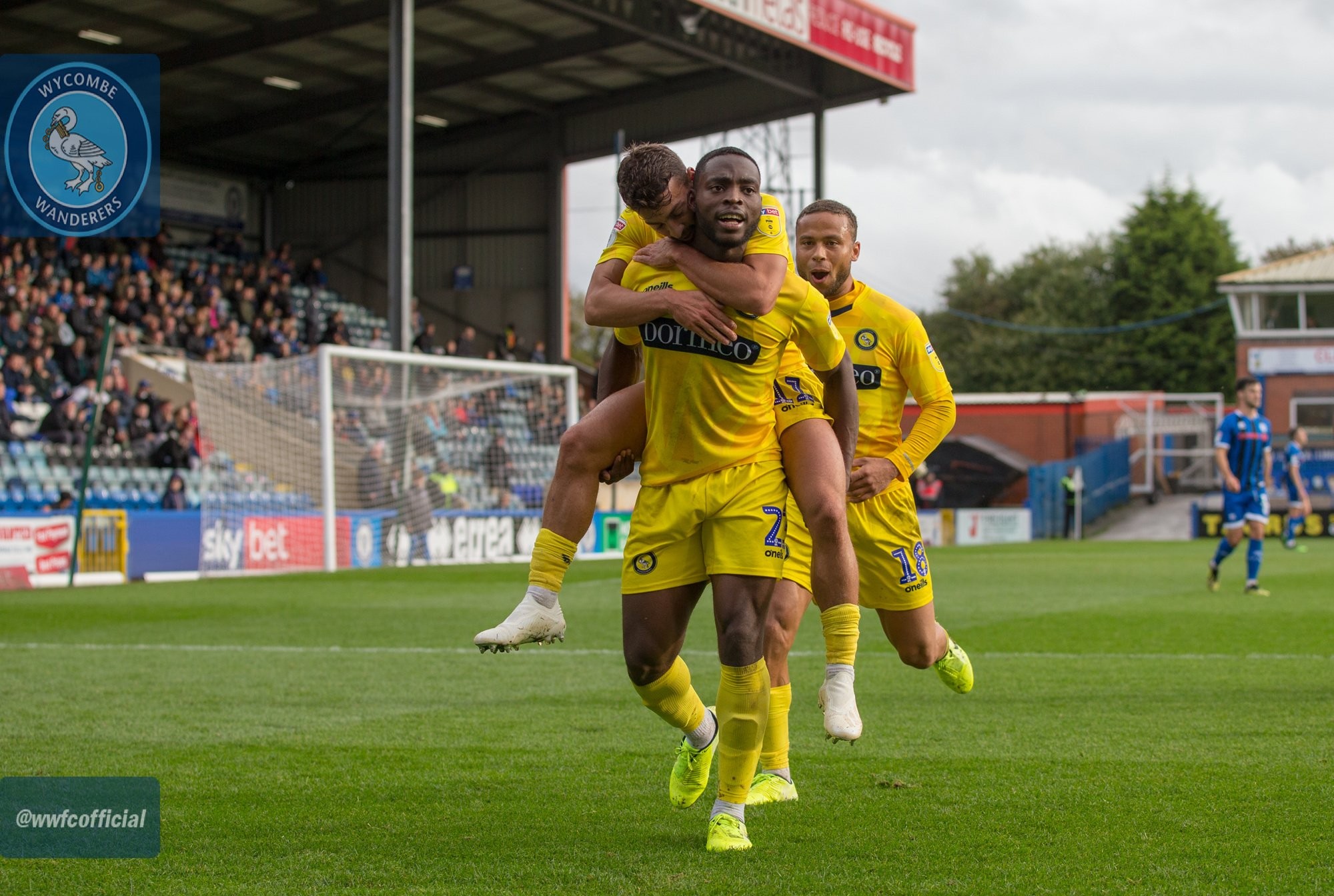 Wycombe Wanderers châm biếm MU - Bóng Đá