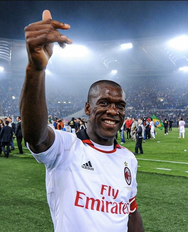 Clarence Seedorf, 44, shows off absolutely ripped beach body as AC Milan legend enjoys summer break - Bóng Đá