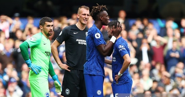 Jorginho bước lên đá phạt,  Abraham làm điều khó hiểu - Bóng Đá