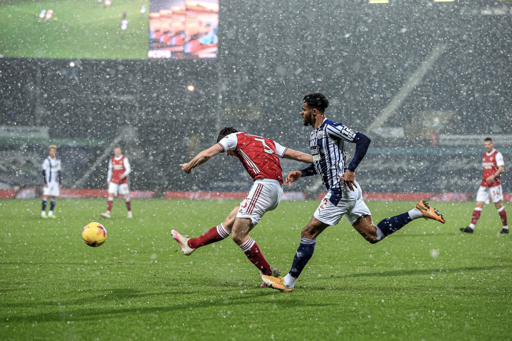 Kieran Tierney warmed up in the snow - Bóng Đá