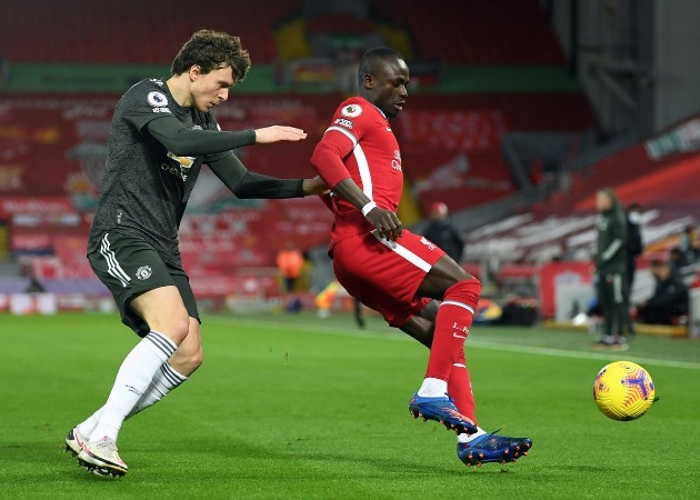 Against Liverpool, Man Utd'd back line won 27 from 33 defensive duels (81.8%) - Bóng Đá