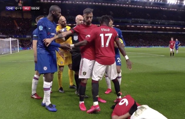 Một mình cân 4 sao Chelsea không cho đụng Martial, Fred ăn thẻ vàng - Bóng Đá