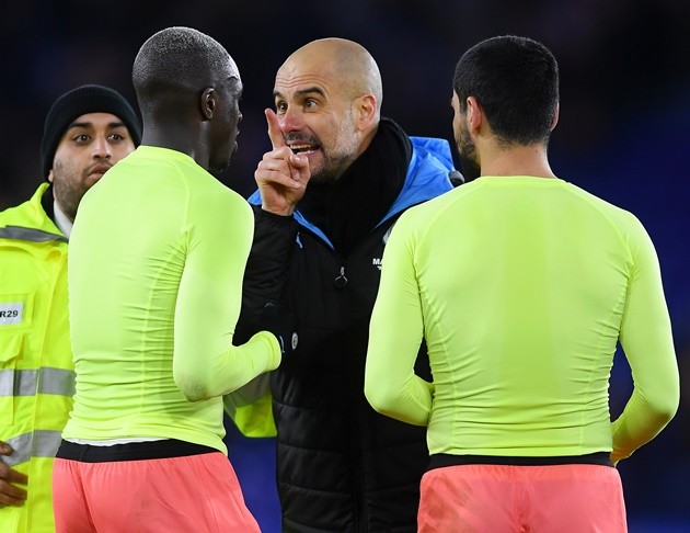 Pep Guardiola chỉ tay vào mặt Mendy - Bóng Đá