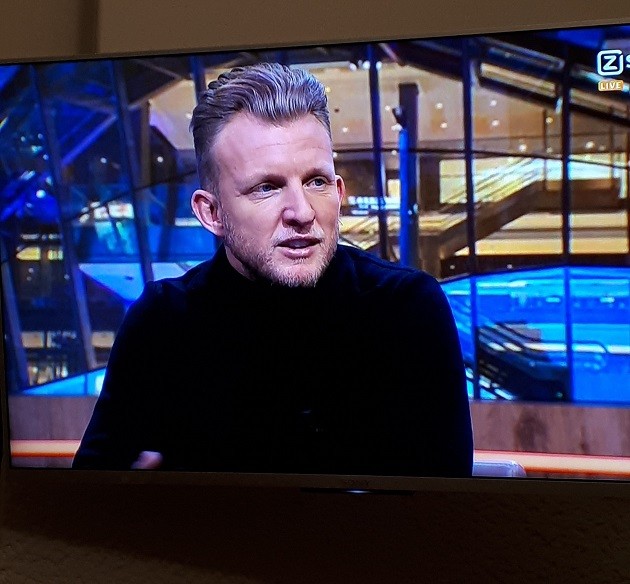 Liverpool icon Dirk Kuyt stunned football fans with his dramatic new look as he ditched his usual curly blonde hair in an appearance - Bóng Đá