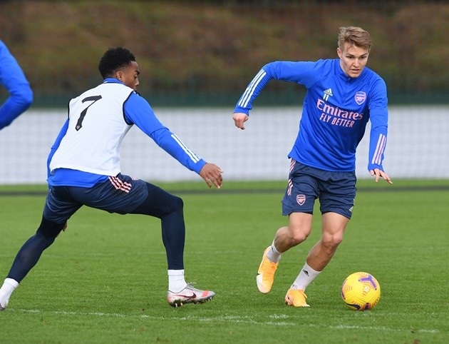 Martin Odegaard pulls off stunning backheel nutmeg assist in Arsenal training session  - Bóng Đá