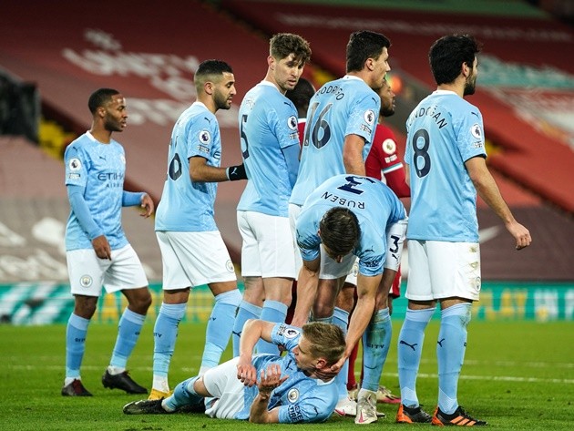 Dias tóm cổ Zinchenko nằm trên sân, lôi qua 1 bên - Bóng Đá