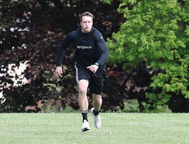 Phil Jones trains alone on field with just a dog for company as Man Utd defender gears up for Premier League restart - Bóng Đá