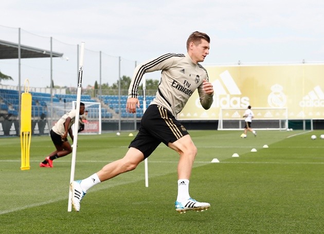 Gareth Bale pulls golf pose at Real Madrid training after hitting out at those who have a problem with him playing it - Bóng Đá