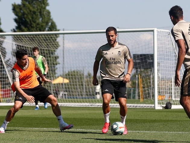 Gareth Bale pulls golf pose at Real Madrid training after hitting out at those who have a problem with him playing it - Bóng Đá
