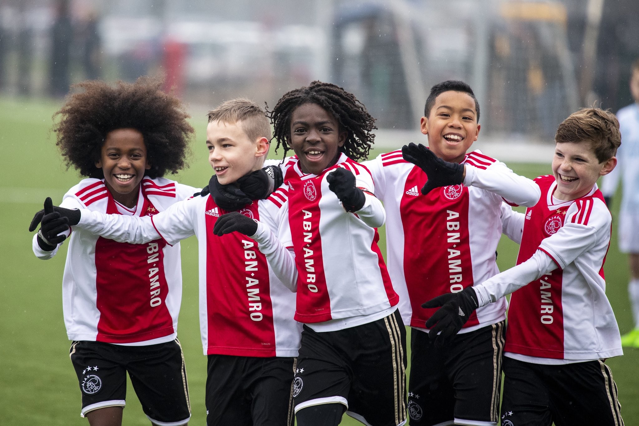 Những bức ảnh đẹp về các màu da trong bóng đá - Bóng Đá