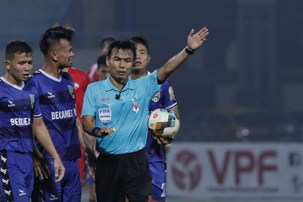 Trọng tài V-League tiếp tục bẻ còi: Căn bệnh nan y chưa có thuốc chữa - Bóng Đá