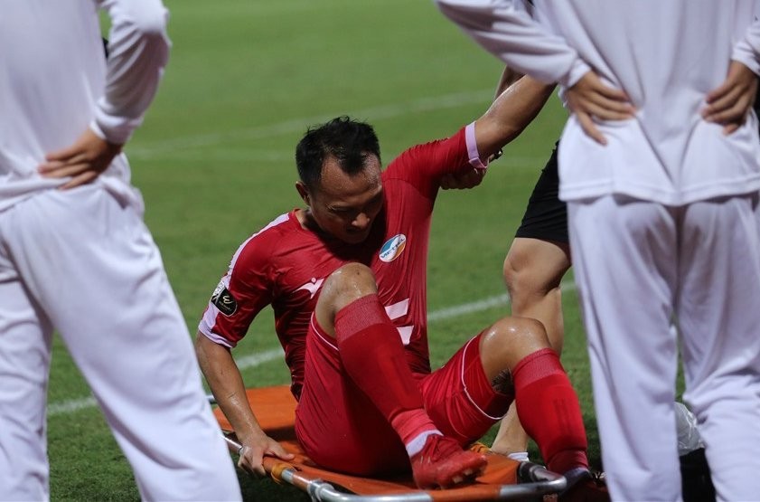 Trọng Hoàng nghỉ 1 tháng, ĐT Việt Nam gãy 