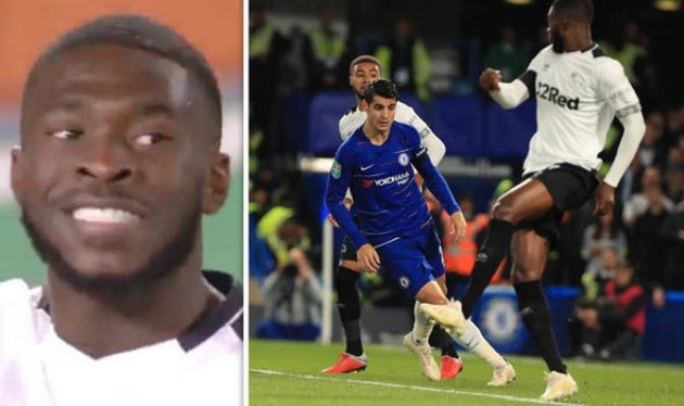 Người Chelsea 'mỉm cười' khi phản lưới giúp chủ nhà mở tỉ số - Bóng Đá