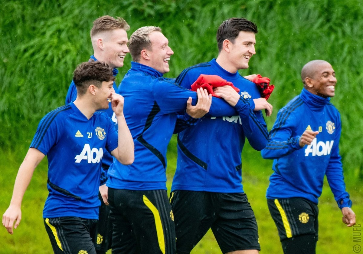 Manchester United's £80m signing Harry Maguire nips into Costa Coffee with his brother - Bóng Đá