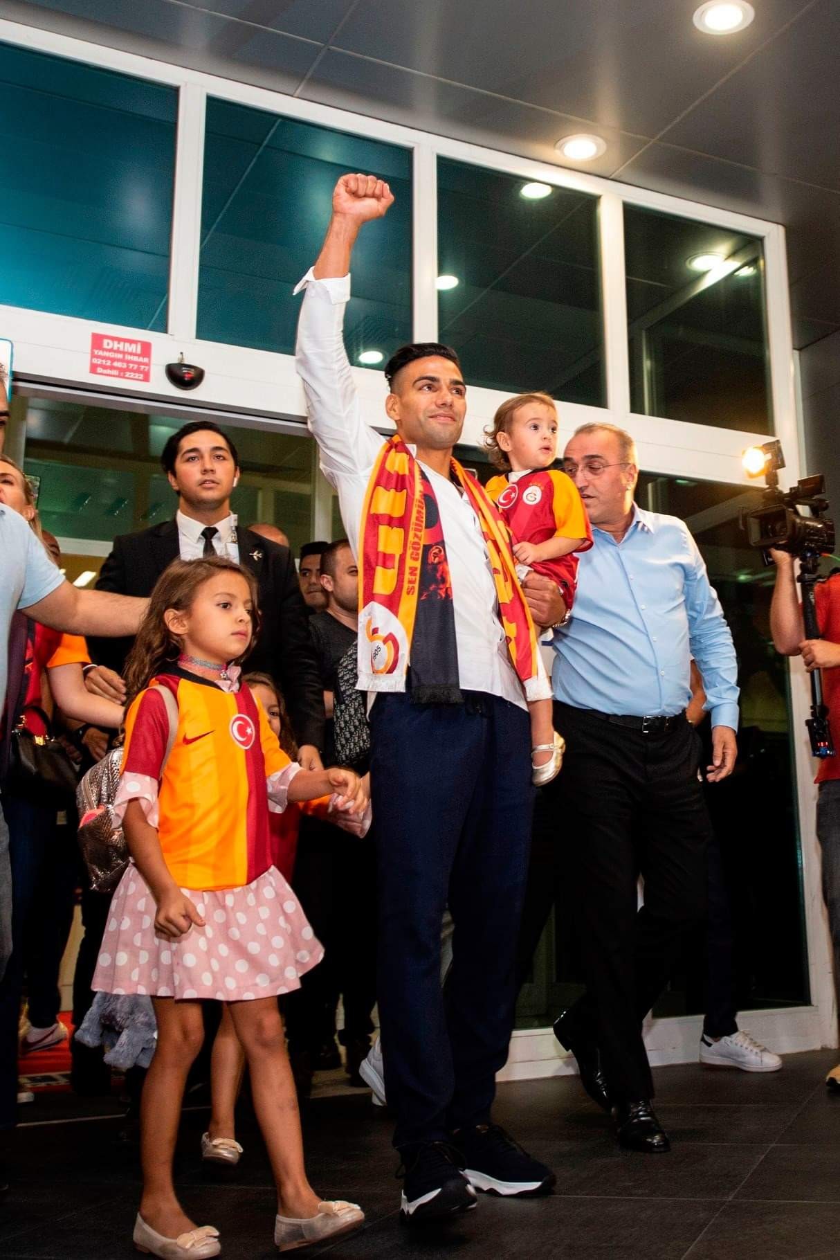 Ảnh Falcao được chào đón như người hùng - Bóng Đá