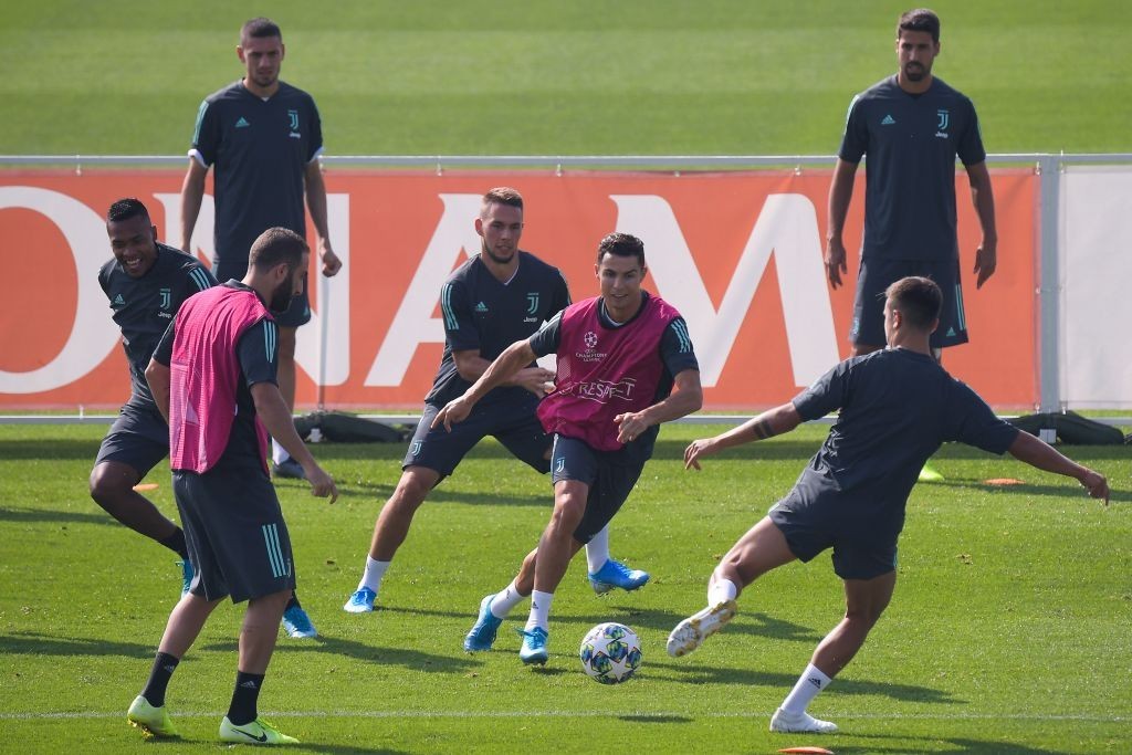 Gonzalo Higuain loses it in training, kicks coach before turning anger on hoarding - Bóng Đá