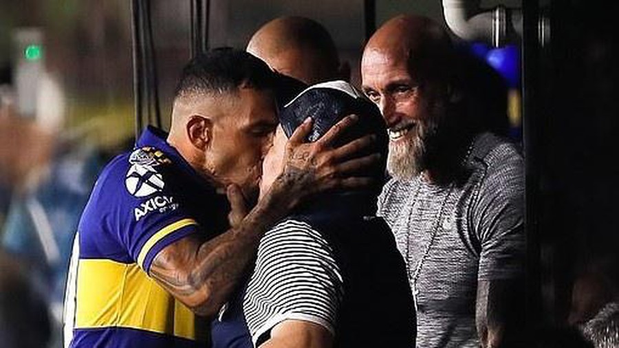 Cristiano and Dybala join the list: the most remembered kisses in the world of football - Bóng Đá