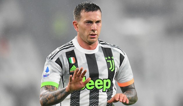 Juventus considering swapping Bernardeschi with Smalling  - Bóng Đá