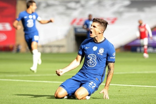 Chùm ảnh Aubameyang làm rơi cúp - Bóng Đá