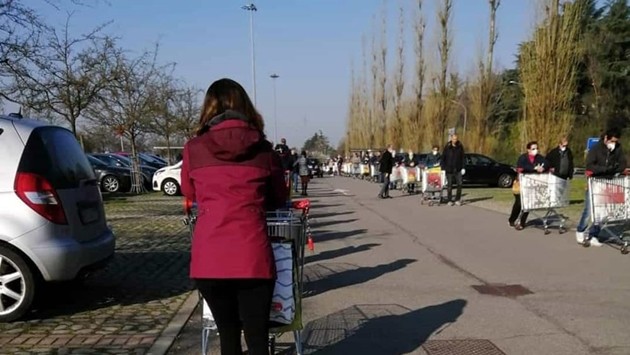 Thành Milan thất thủ, hơn 300 người xếp hàng đi siêu thị - Bóng Đá