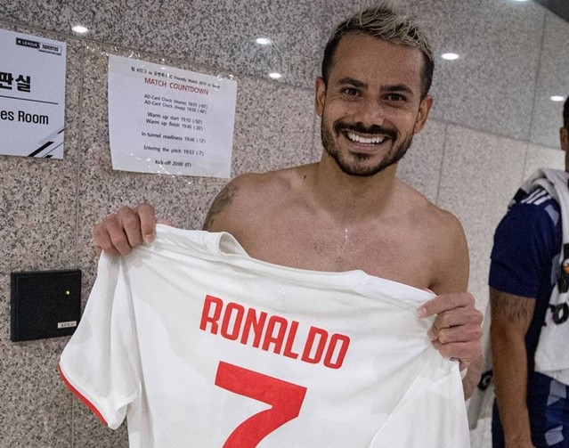 Cristiano Ronaldo smiles wryly after K-League striker Cesinha imitates his iconic celebration - Bóng Đá
