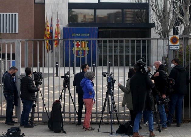 CHOÁNG! Rời Barca chưa lâu, 'kẻ ngán đường' Messi đã bị bắt giữ - Bóng Đá