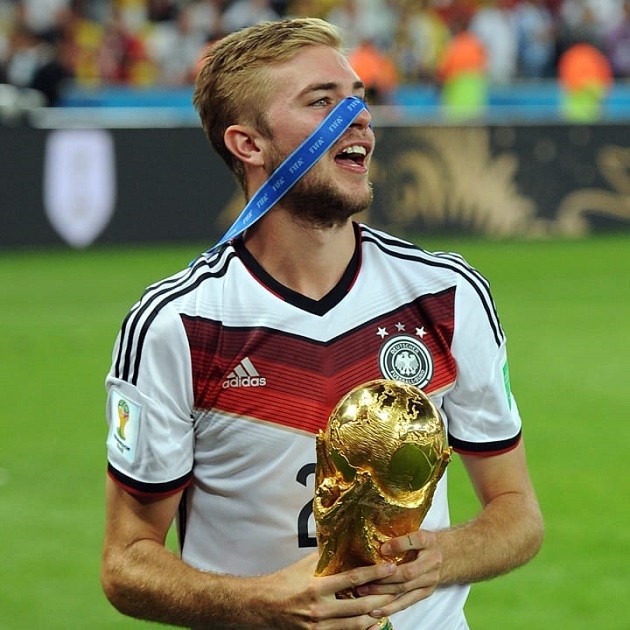Gotta catch 'em all! Germany World Cup winner Christoph Kramer proudly displays to fans his massive collection of the original 151 Pokemon cards - Bóng Đá