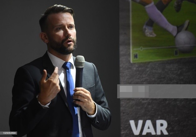 Wenger's offside law change 'impossible' for next season - IFAB chief - Bóng Đá