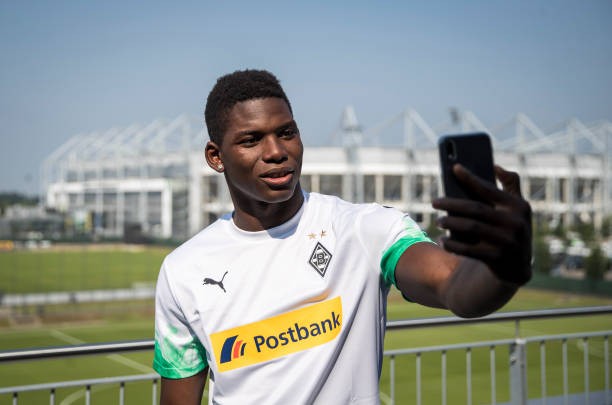 Gladbach chieu mo Embolo (Anh) - Bóng Đá
