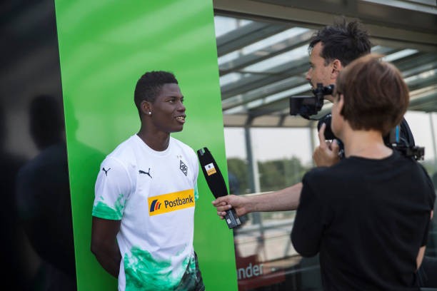 Gladbach chieu mo Embolo (Anh) - Bóng Đá