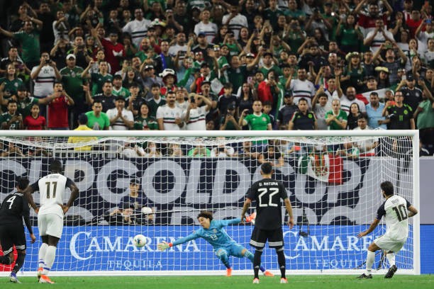 Học theo Luis Suarez, tiền đạo Premier League may mắn được 'giải nguy' - Bóng Đá