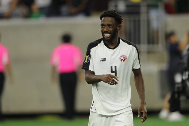 Học theo Luis Suarez, tiền đạo Premier League may mắn được 'giải nguy' - Bóng Đá