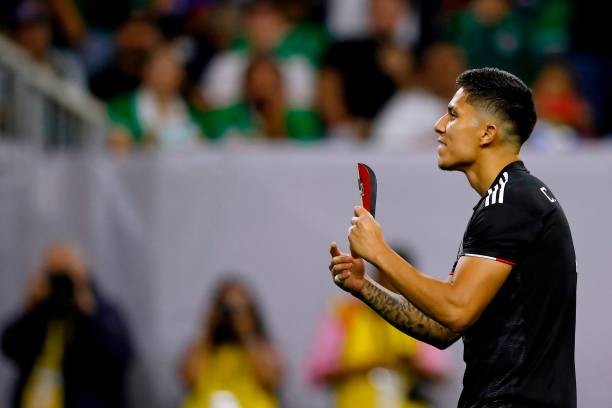 Học theo Luis Suarez, tiền đạo Premier League may mắn được 'giải nguy' - Bóng Đá