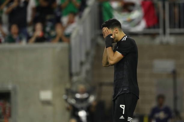 Học theo Luis Suarez, tiền đạo Premier League may mắn được 'giải nguy' - Bóng Đá