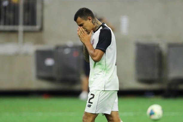 Học theo Luis Suarez, tiền đạo Premier League may mắn được 'giải nguy' - Bóng Đá