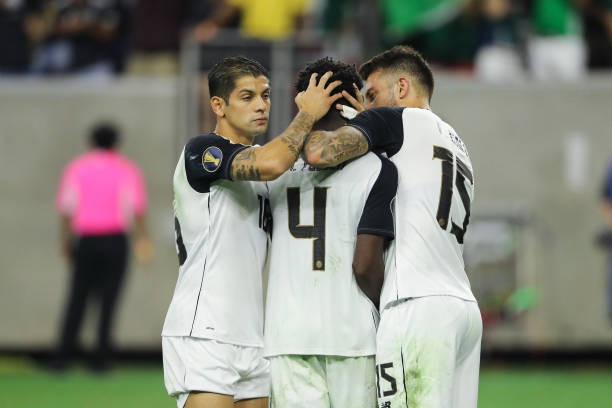 Học theo Luis Suarez, tiền đạo Premier League may mắn được 'giải nguy' - Bóng Đá