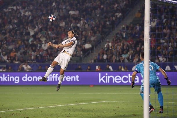 Sang Mỹ, Ibrahimovic vẫn bị 'truyền thống' của Man United đeo bám - Bóng Đá