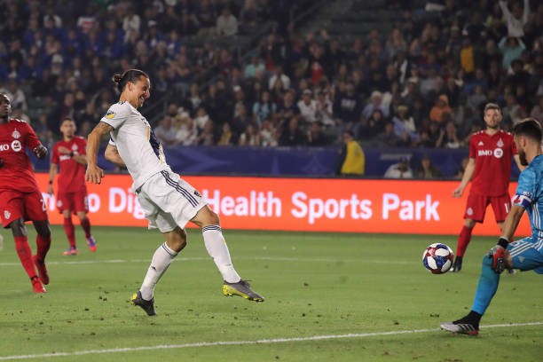 Sang Mỹ, Ibrahimovic vẫn bị 'truyền thống' của Man United đeo bám - Bóng Đá