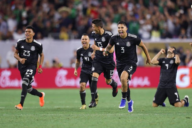 Học theo Luis Suarez, tiền đạo Premier League may mắn được 'giải nguy' - Bóng Đá