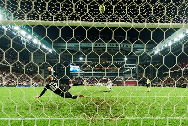 Champions League xuất hiện loạt pen 'kinh dị', 6 quả bay ra ngoài! - Bóng Đá