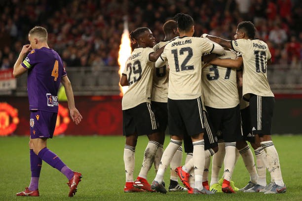 Đồng đội ăn mừng bàn thắng và đây là thái độ của Pogba - Bóng Đá