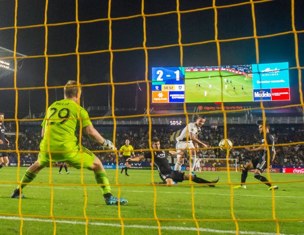 Ibrahimovic sút hỏng penalty và lập hattrick - Bóng Đá