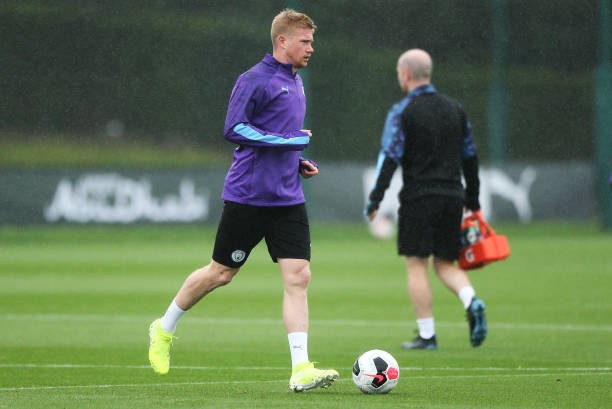 De Bruyne biểu diễn Rabona trên sân tập - Bóng Đá