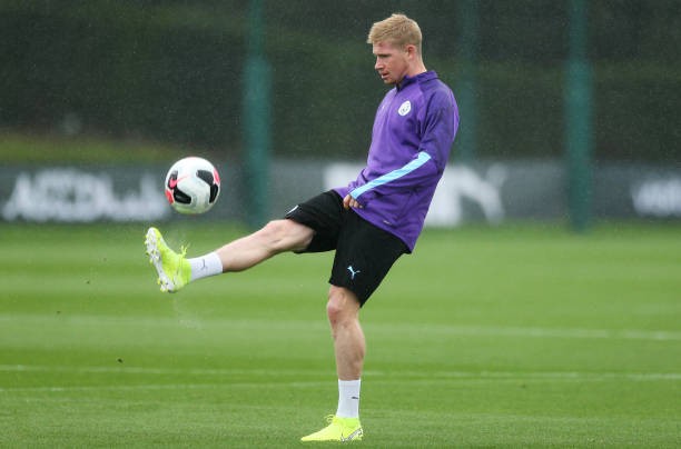 De Bruyne biểu diễn Rabona trên sân tập - Bóng Đá