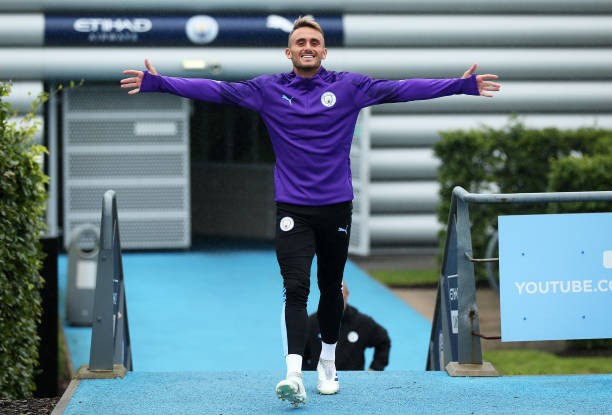 De Bruyne biểu diễn Rabona trên sân tập - Bóng Đá